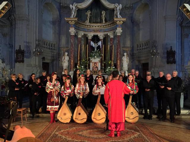На одному із концертів ми разом із місцевим хором виконали пісню «Розпрягайте хлопці коней»